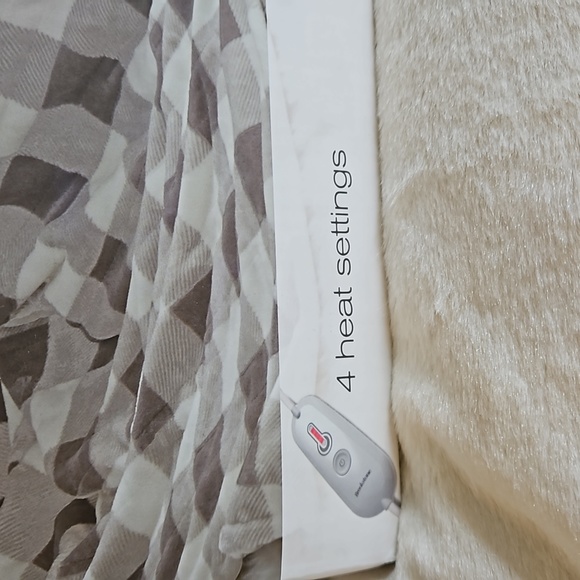 Brookstone Heated Throw Blanket 50"x60" NWT - Picture 3 of 7